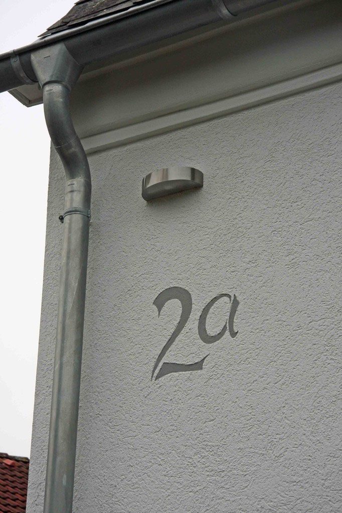 Hausnummer 2a, in den grauen Außenputz eingearbeitet
