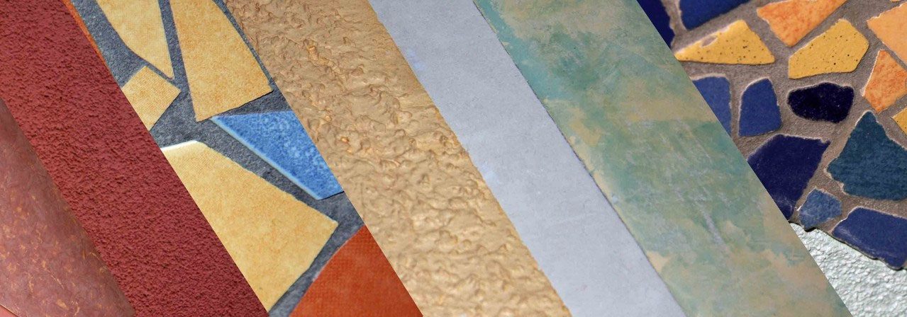 Diagonales Band aus Mosaik neben Strukturputz in Rot, Ocker und Blau