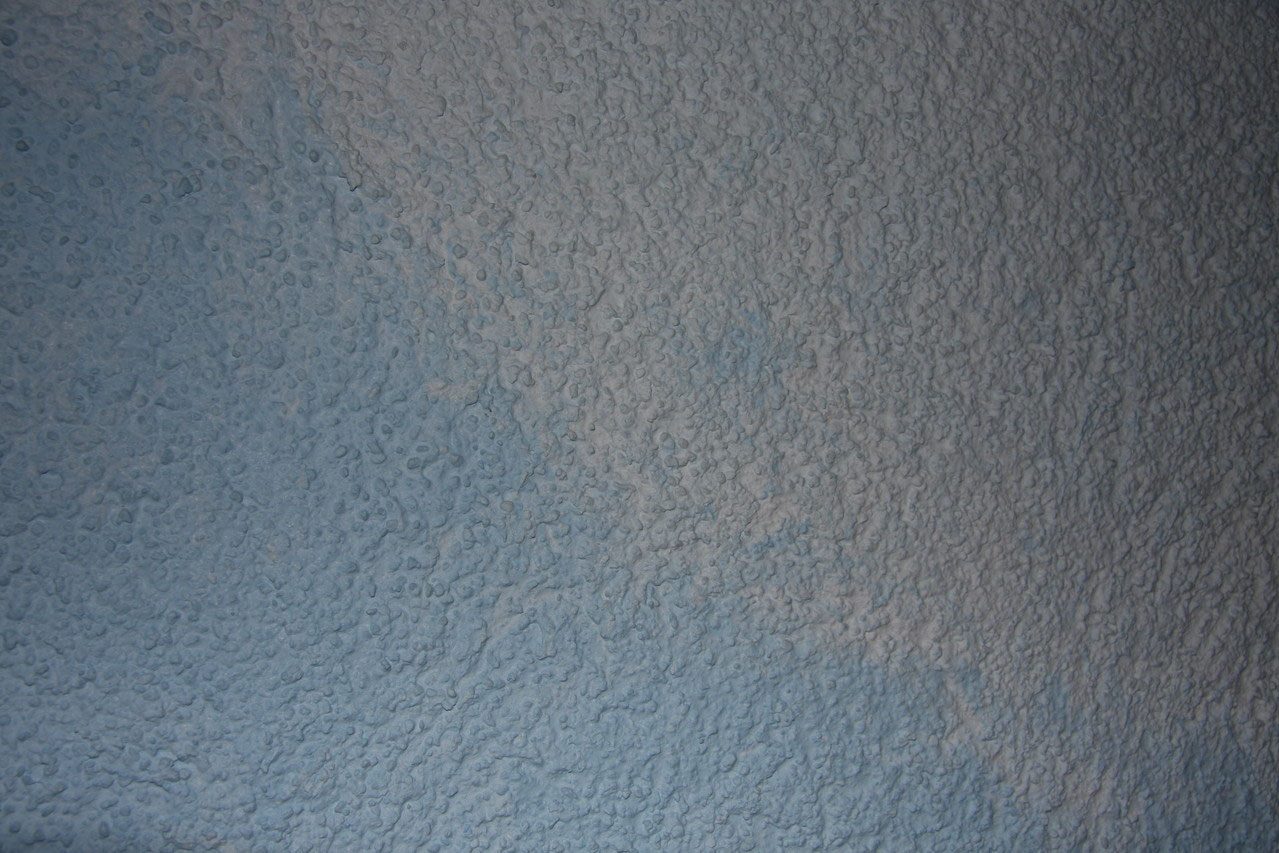 Hellblauer Rauputz in Nahaufnahme
