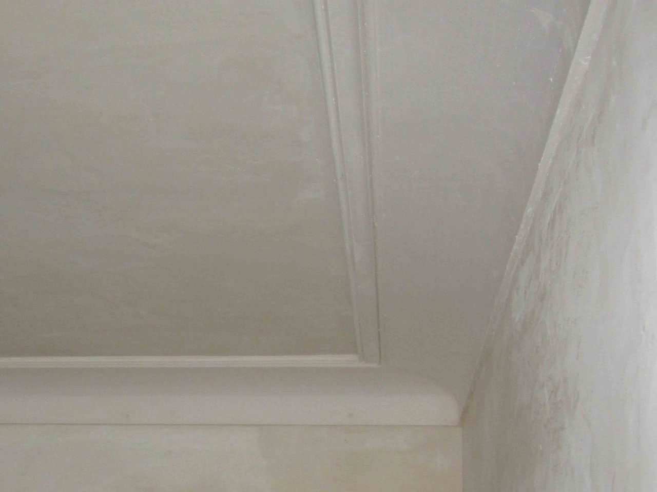 Deckenvoute mit Gesims und Stuckrahmen